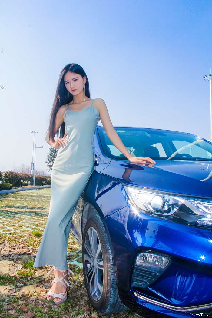 美女车模新年福利祝大家新年快乐我在十堰