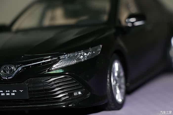 内拍黑色八代凯美瑞新款车模