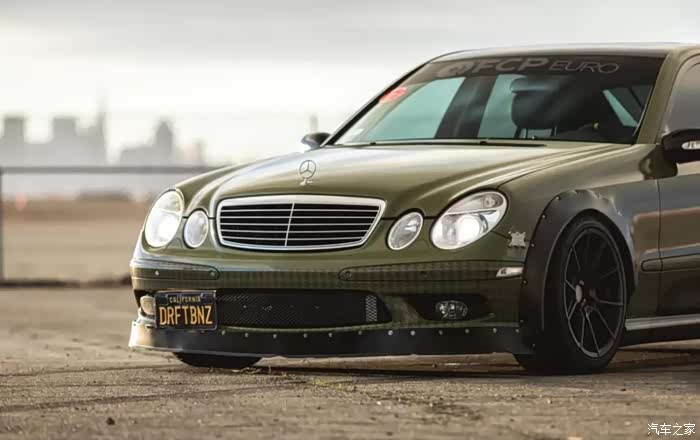 在你看来这是一台改的不伦不类的奔驰e55amg吗