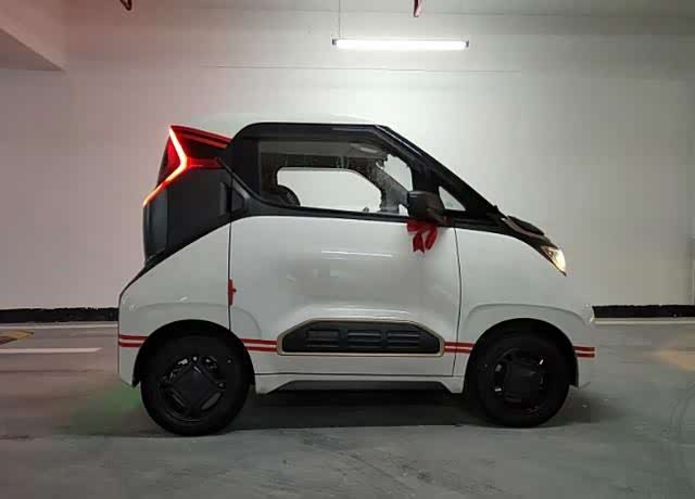 755 | 回复: 1 宝骏e200论坛 平直的线条,硬朗的气势,双色车身等元素