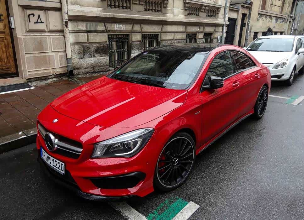红色的奔驰 cla 45 amg 太亮眼啦!