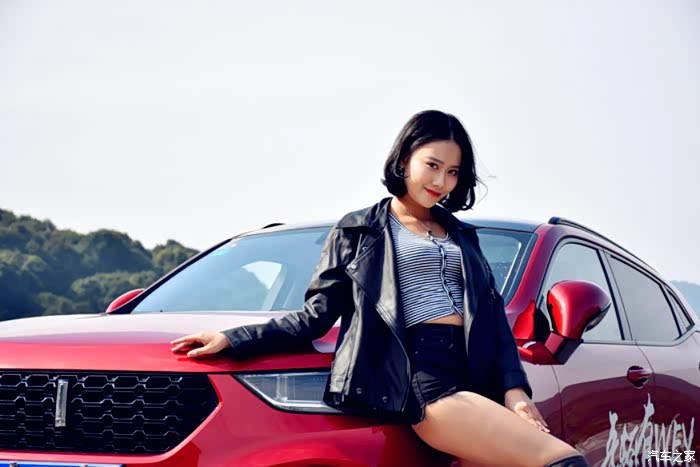 媳妇当车模演绎夏日热情媳妇携手小五出境