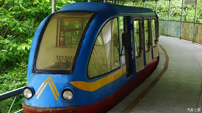这火车够袖珍的,单轨火车,我也第一次见