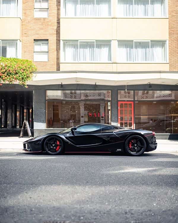 一匹黑色"战马",法拉利拉法