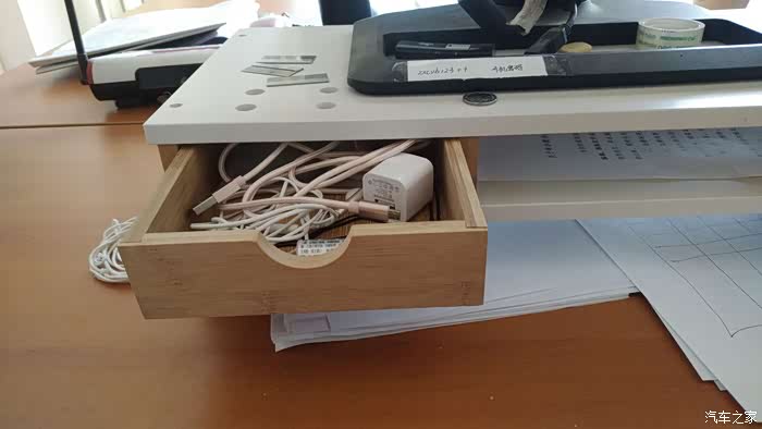 拉开抽屉,里面可以放些小物品.