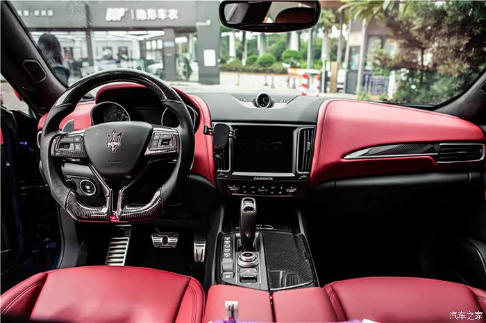 红色内饰的玛莎拉蒂levante,加碳纤维点的中控面板.