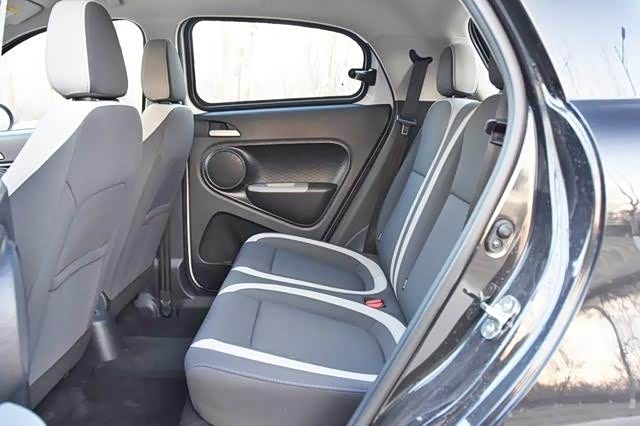 欧拉r1这款小车在同级别里算是很出色的了,颜值高,配置高,性能好,空间