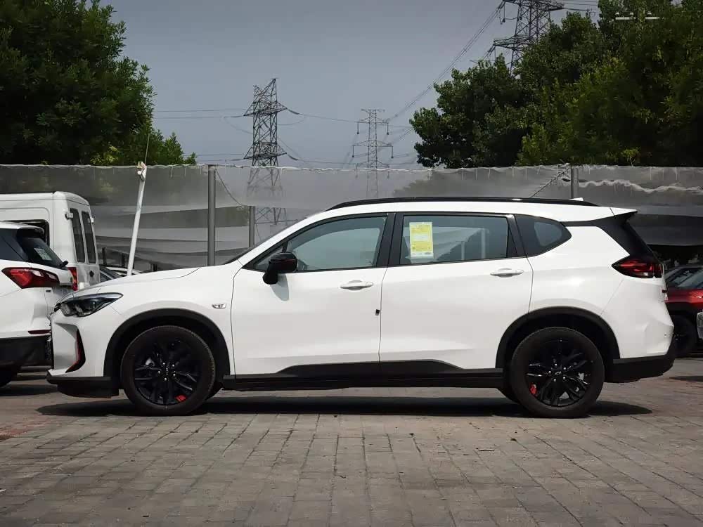 外观上沃兰多也是比较令人满意的,整体车身方正棱角分明