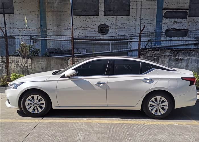 天籁换代之后,摆脱憨憨的大众外观,成功转型为时尚英俊小伙