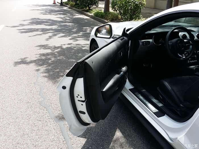 摇下车窗,从车窗看进去确实帅.