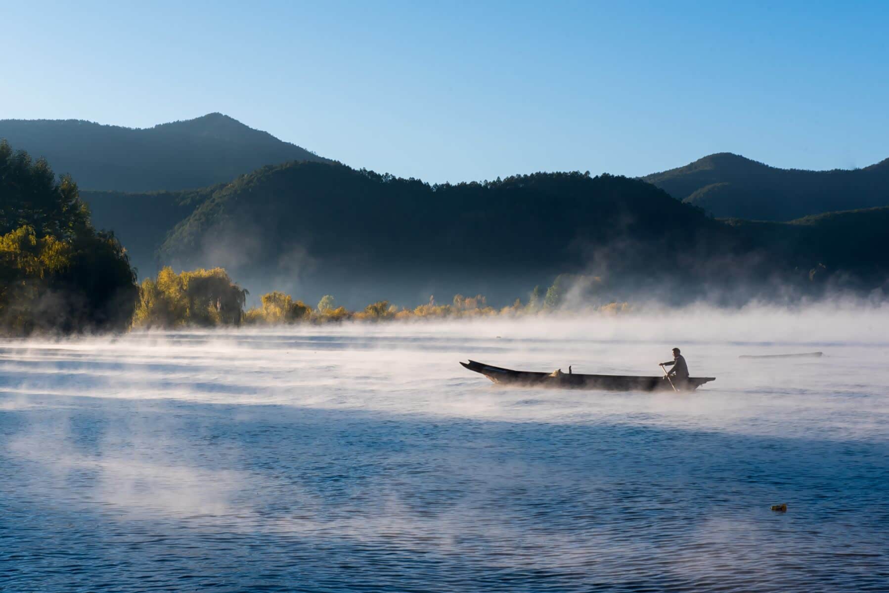 晨雾中的泸沽湖美若仙境