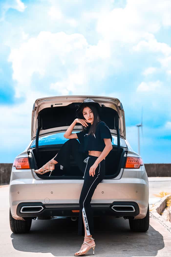 不一样的秋天沙滩比基尼与车