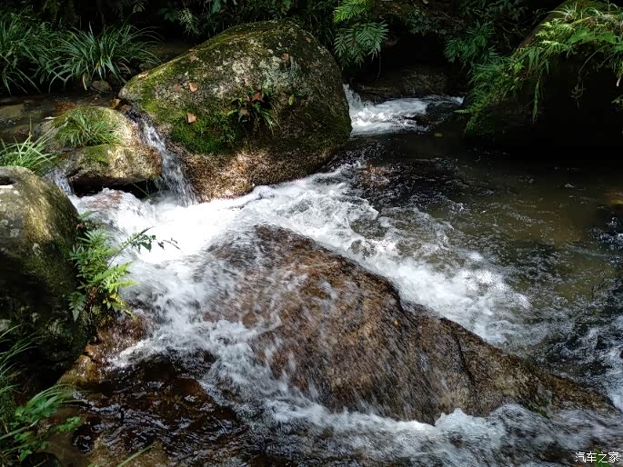 纵情山水间悠然容丽湖