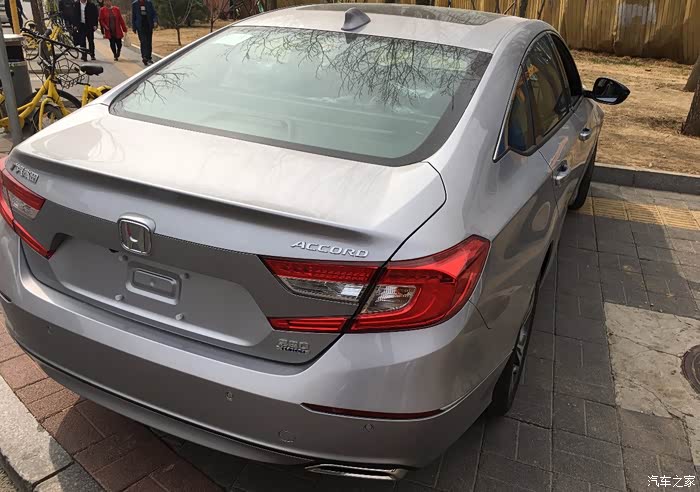 十代雅阁银色实车