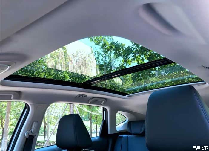 全景天窗,非常的敞亮!