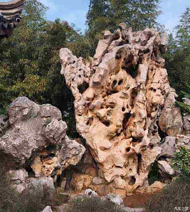 假山是全园的主景,由体态各异的太湖石堆砌而成