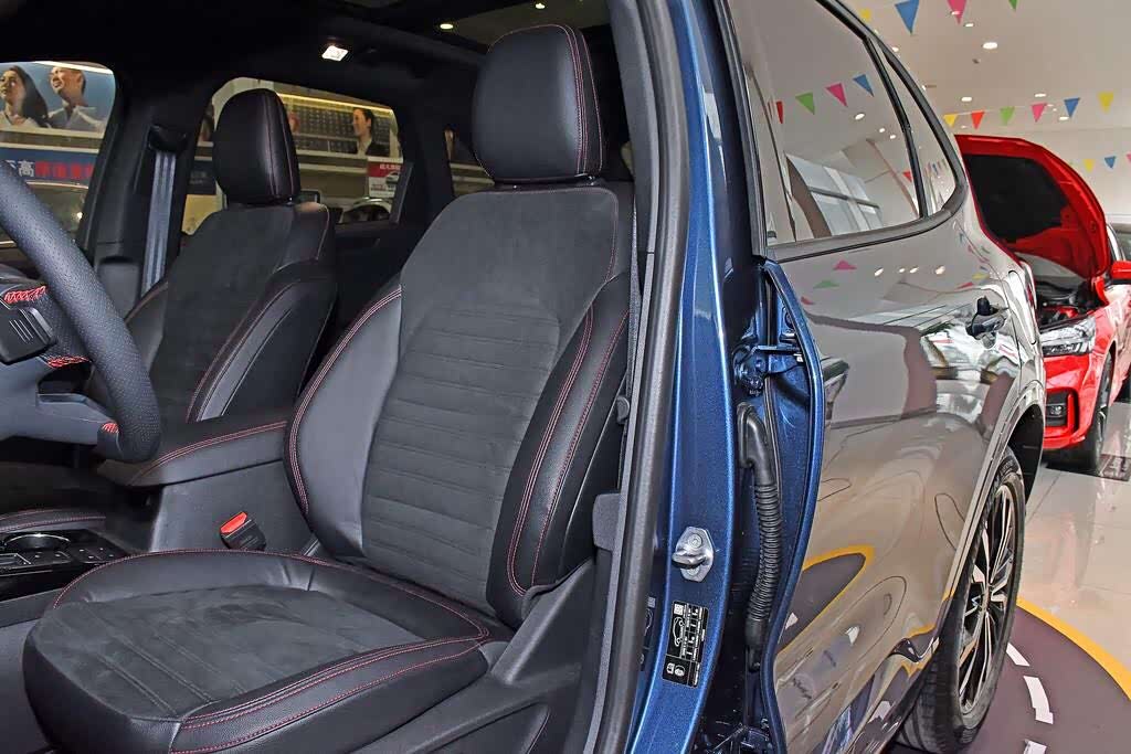 锐际色座椅包裹性不错,空间也够用.