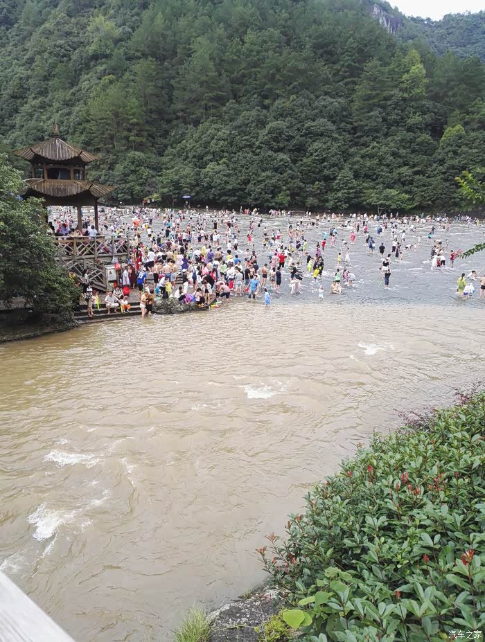 浅水广场,这人是相当的多,这水也是两极分化,一边浑浊一边清澈