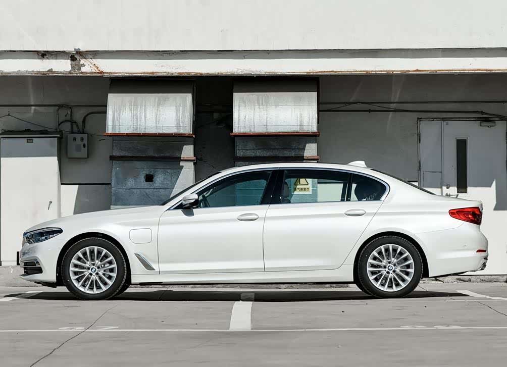 宝马五系外观不用多说侧身高侧面线条尾部构型我很喜爱