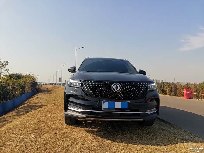 ix7的外观设计的还是蛮大气的,整车线条感满满的,车头是网格状格栅