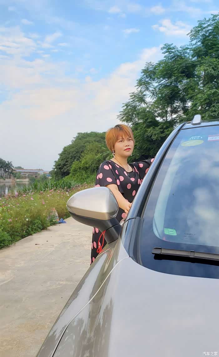 人车生活出游一夏媳妇车模夕阳格桑花香车映伊人