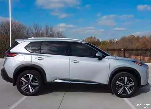 海外版日产奇骏,硬朗不少,双色拼接是亮点.