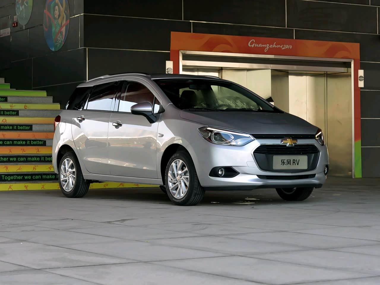 银色的乐风rv很少见到