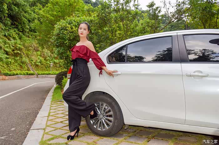 小妹与启悦同框,一辆车一个人拍美图