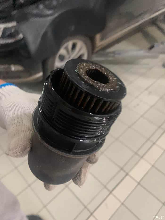 拆下来的旧机油滤芯.的确有点脏.