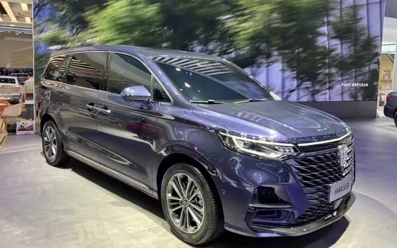 在外观上,荣威im8的整体外观非常大气和沉稳.