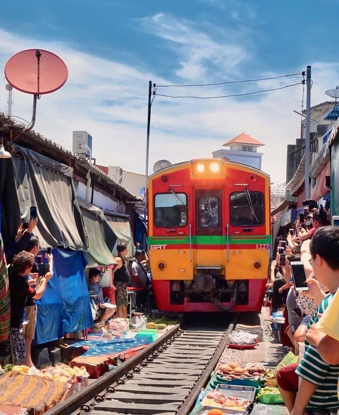 泰国奇景美功铁道市场, 火车穿过菜市场,好吃又好玩.