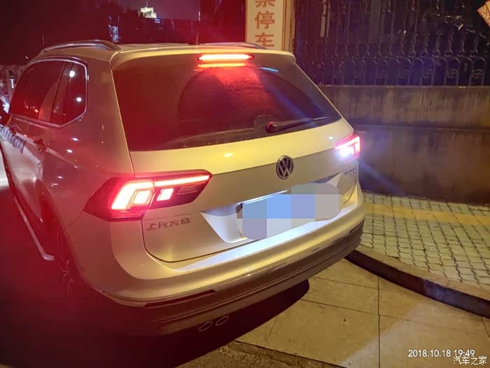 倒车灯就一边亮的吗前辈告知一下谢谢了