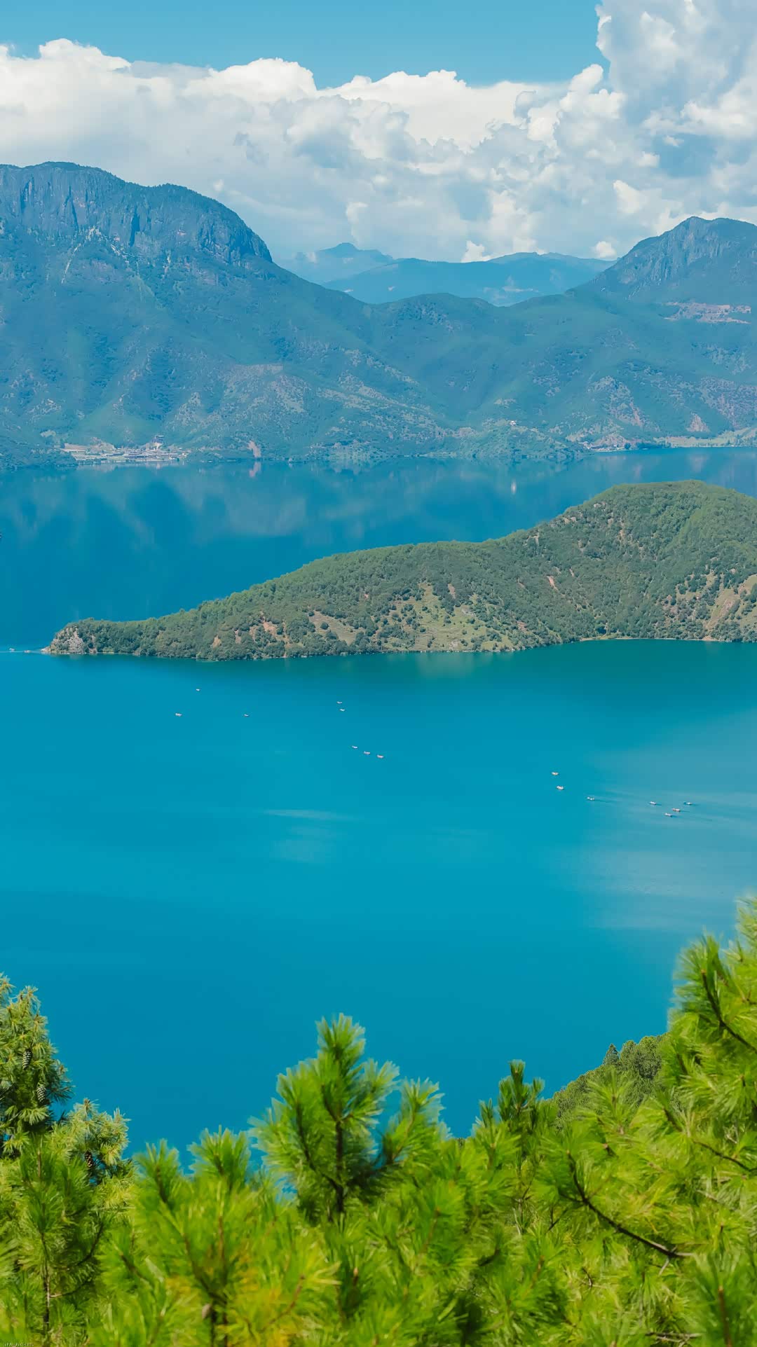泸沽湖,那深深浅浅的蓝,飘飘荡荡的美,撼天动地,摄人心魄!