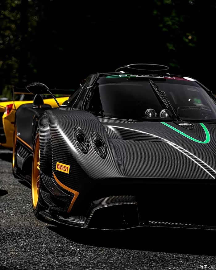 黑色的帕加尼zondaruno为赛道而造为之动容