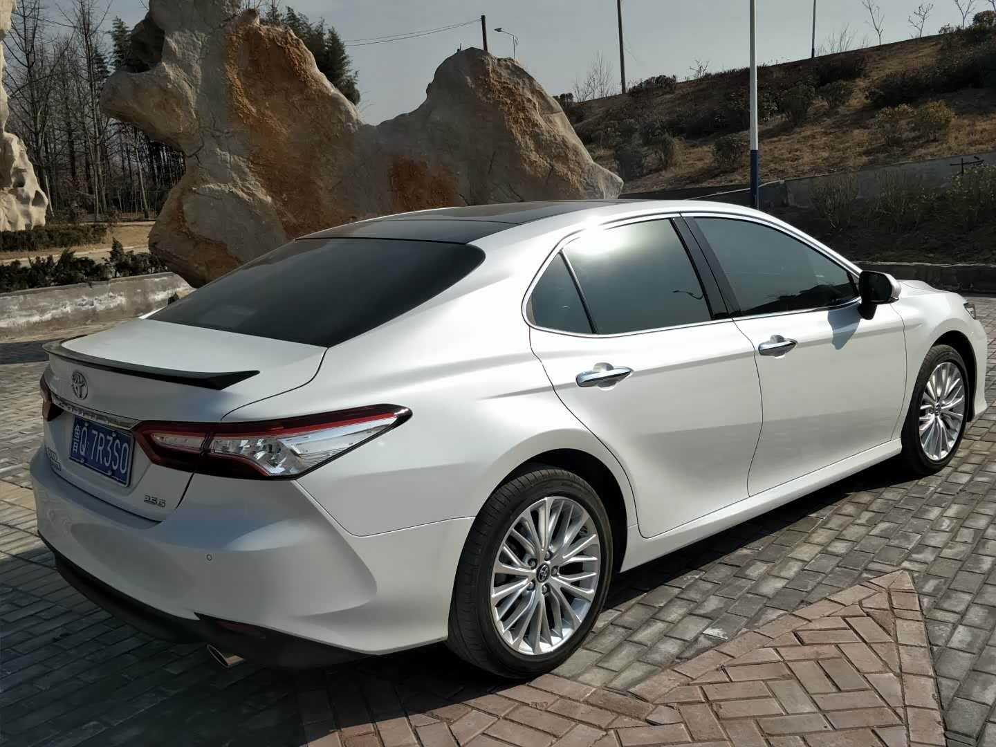 阳光下的珍珠白