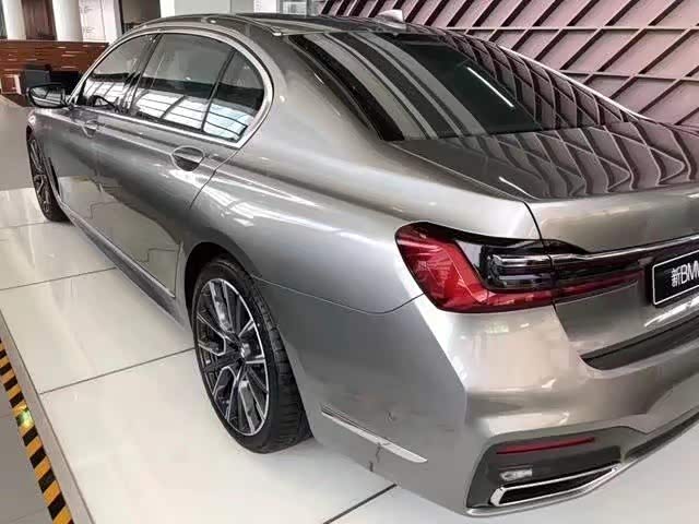 深色钢琴烤漆木纹装饰板再镶嵌银色装饰条_宝马7系论坛_汽车之家论坛