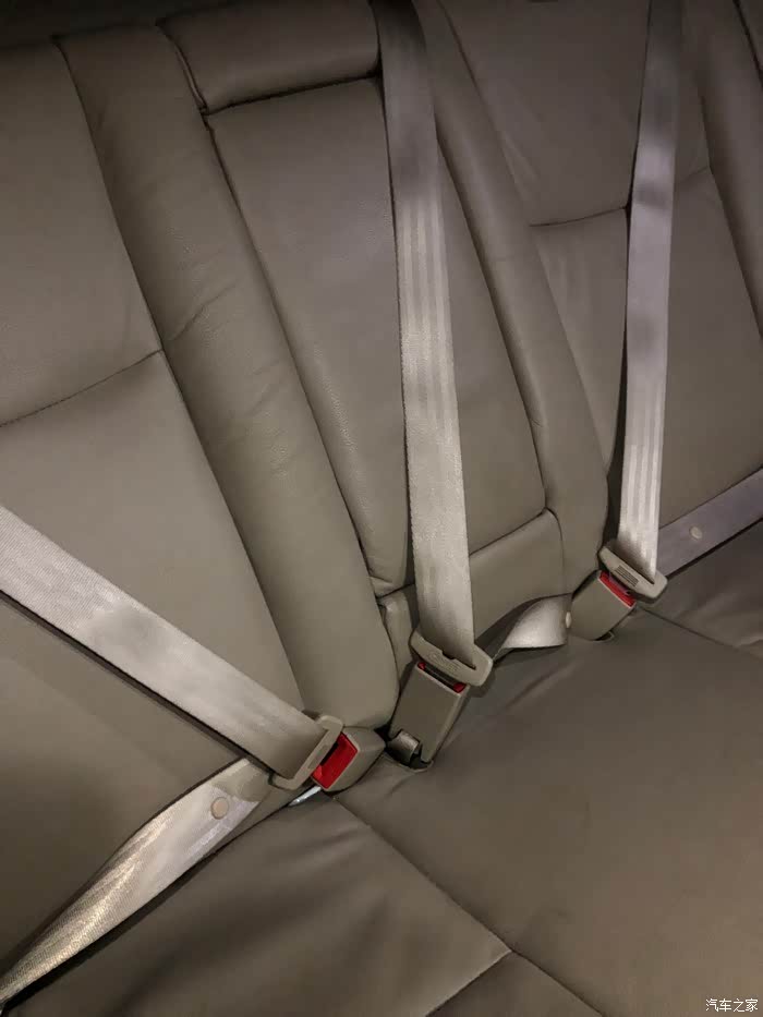 车友后座的安全带也是这样吗?