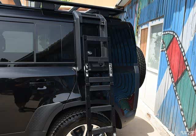 2020款路虎卫士的车尾尾门采用的还是侧开门的设计