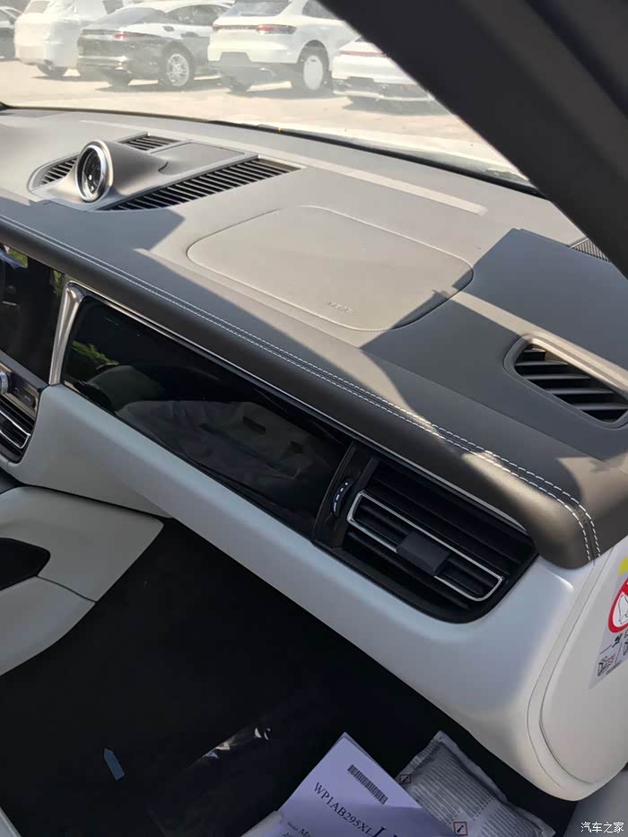 请问有车友选玛瑙灰卵石灰内饰的吗