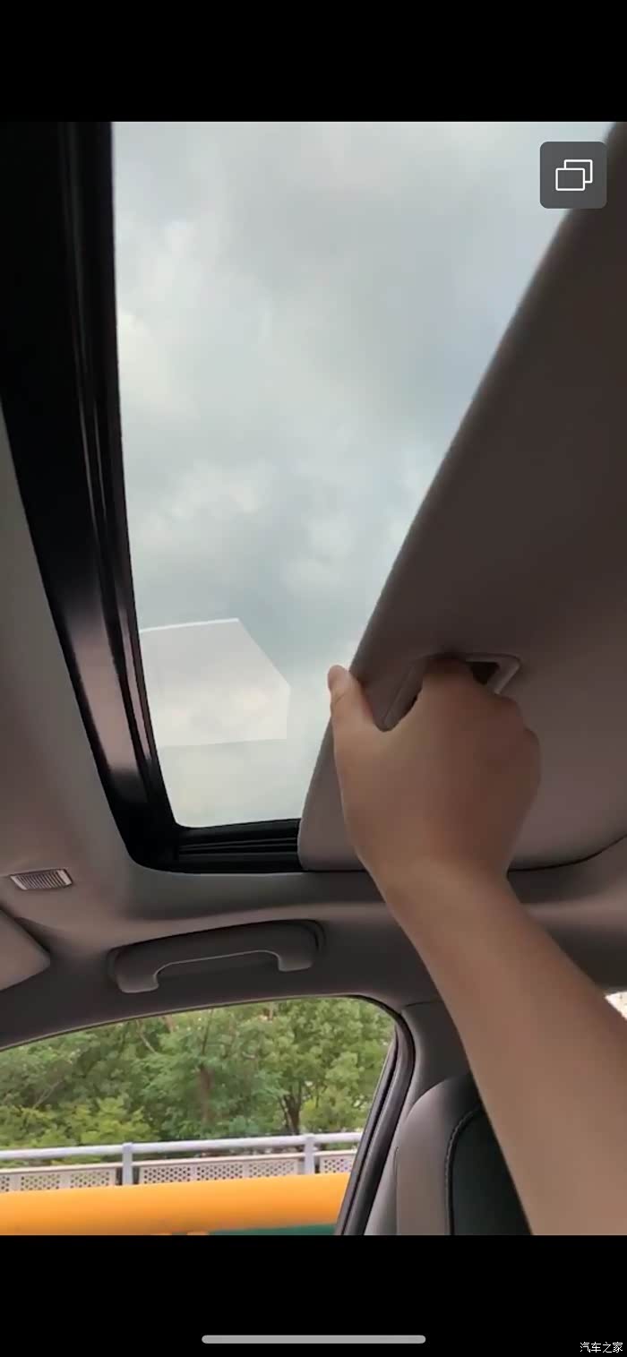 时尚 天窗遮阳板是手动的?