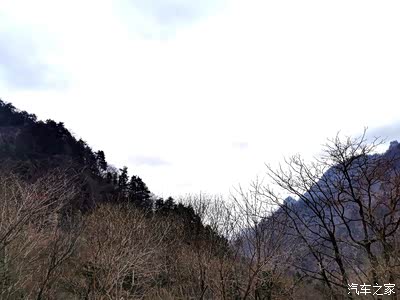 而山的阳面一丝雪的痕迹都找不到,即将来临的春日带走了无数的苍凉.