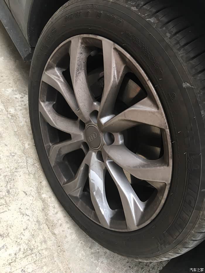 2018款 a6l 35tfsi 时尚型,刹车轮胎都灰了