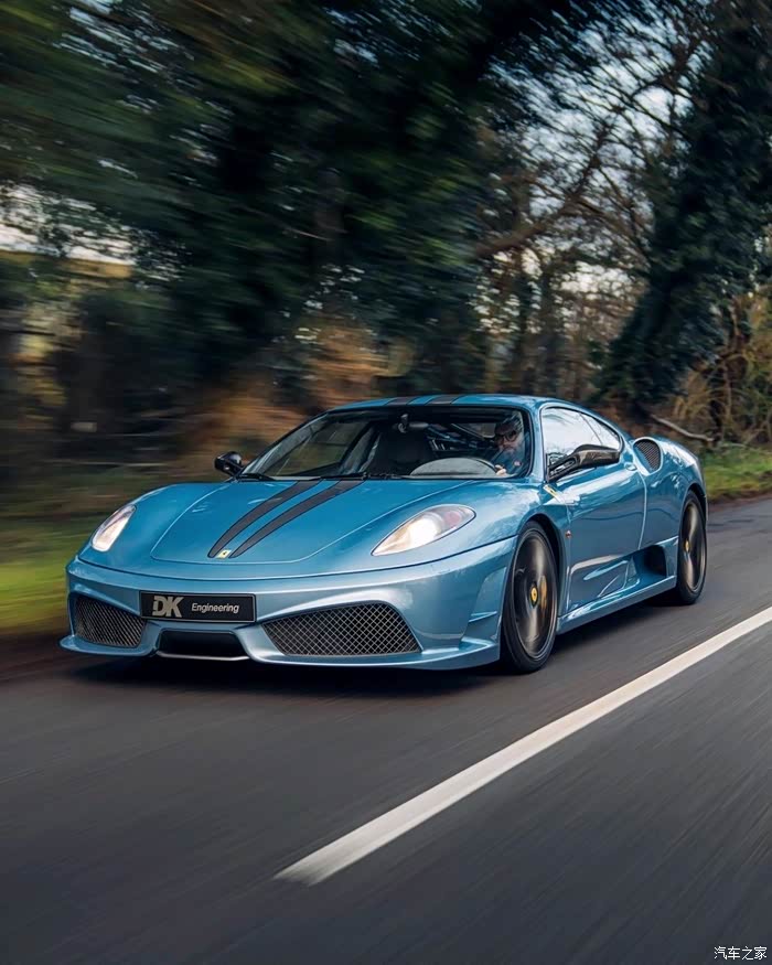 法拉利跑车来袭,欣赏她的高颜值吧.