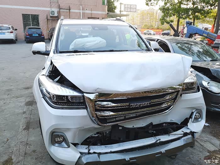 2020款哈弗h9首撞 提车当日追尾