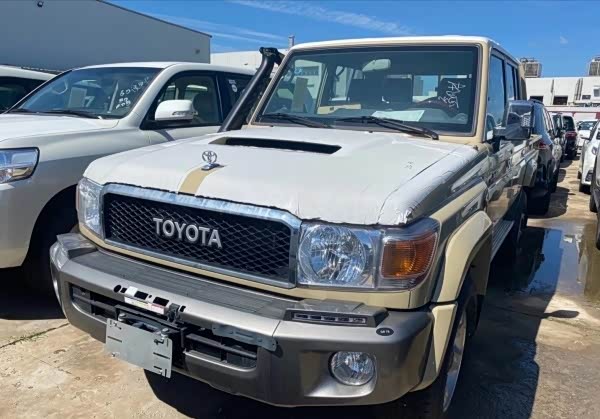 丰田lc,经典的复古车身造型平直的车身线条,看起来野性十足