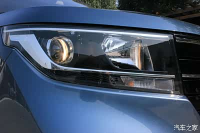 车灯还是挺精致的,不像别的那种面包车就两个碗灯,特别难看.