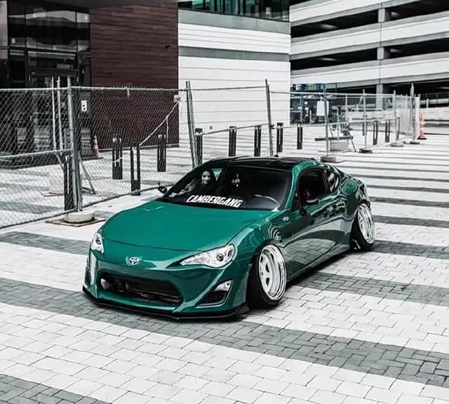 丰田86改装欣赏:墨绿色外八脚,这姿态好有范儿