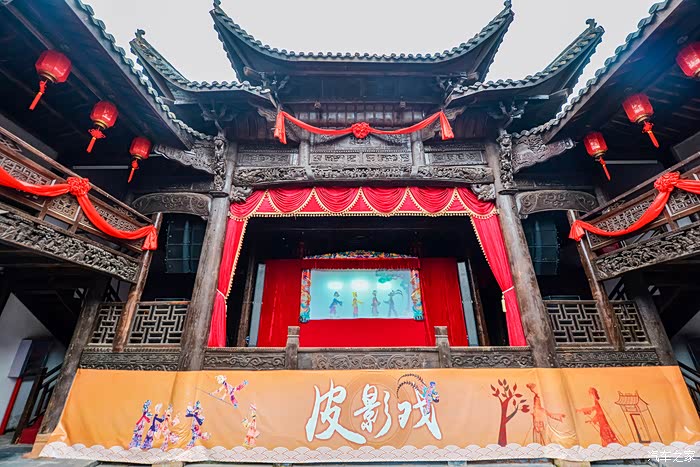 如果有兴趣,可以在这里等一场皮影戏表演,在传统打击乐和弦乐的伴奏下