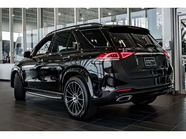 奔驰gle,定位中大型suv,黑色涂装漆面非常亮丽