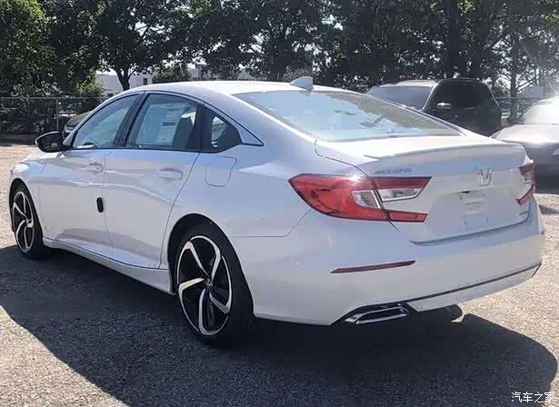 全新雅阁车身依旧为轿跑造型,年轻运动.新车内饰变化不是很大.